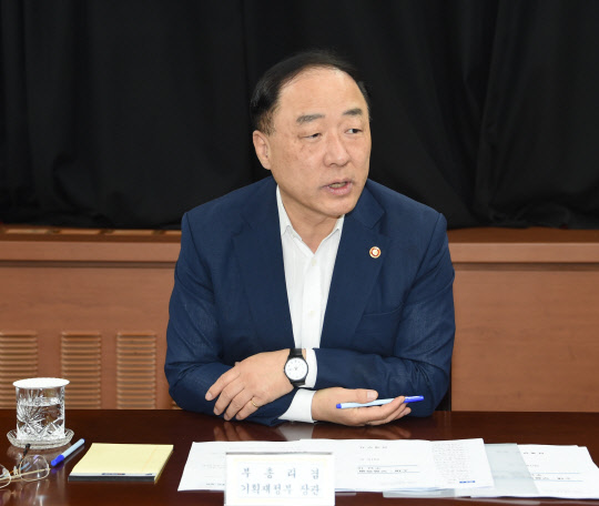 발언하는 홍남기 경제부총리      (서울=연합뉴스) 홍남기 경제부총리 겸 기획재정부 장관이 19일 정부서울청사에서 열린 '일본 수출규제 대응 관계장관회의'에서 발언하고 있다. 2019.9.19       [기획재정부 제공. 재판매 및 DB 금지]      photo@yna.co.kr  (끝)